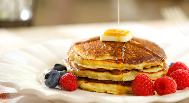 Обои картинки фото еда, блины,  оладьи, малина, оладьи