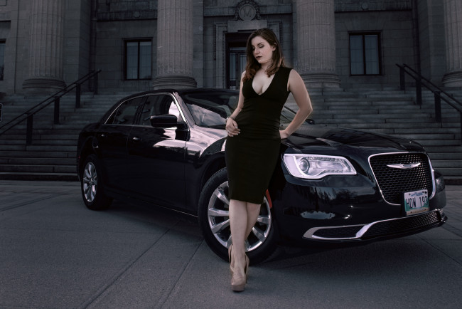 Обои картинки фото брюнетка и chrysler, автомобили, -авто с девушками, wallhaven, лестницы, женщины, на, открытом, воздухе, с, автомобилями, сhrysler, автомобиль, модель, брюнетка, декольте, каблуки