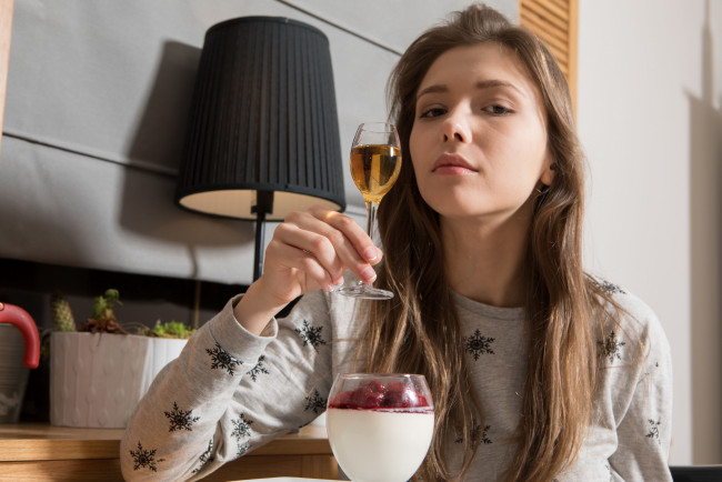 Обои картинки фото девушки, mila azul, девушка, фон, взгляд, мороженное, рюмка