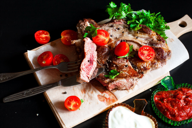 Обои картинки фото еда, мясные блюда, стейк, мясо, томаты, помидоры