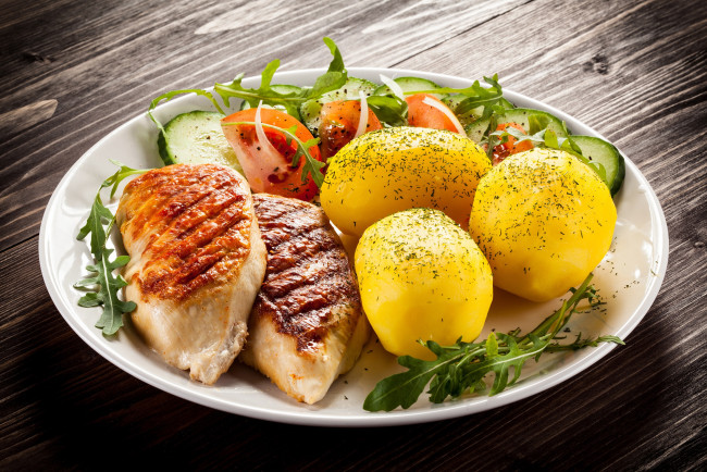 Обои картинки фото еда, вторые блюда, мясо, овощи, тарелка, салат, помидоры, картофель