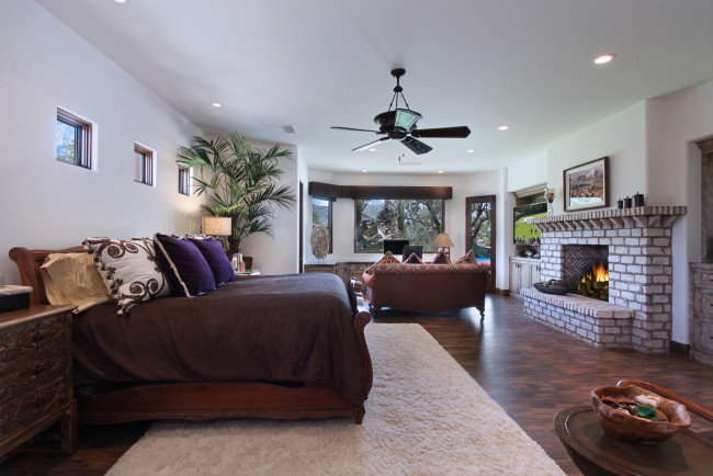 Обои картинки фото интерьер, спальня, кровать, вентилятор, окна, камин, диван