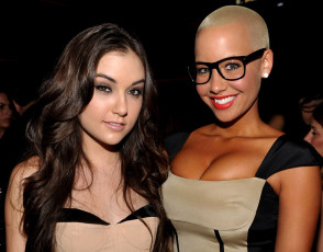 Картинка девушки sasha+grey+ marina+ann+hantzis очки блондинка платье подруга брюнетка улыбка