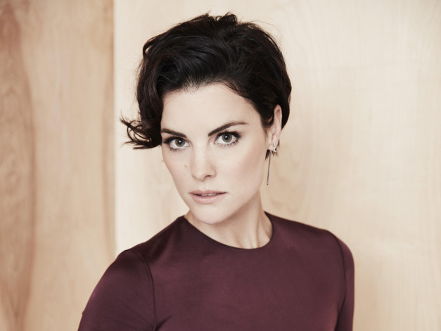 Обои картинки фото девушки, jaimie alexander, лицо, брюнетка, свитер
