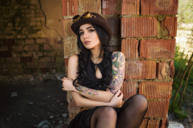 Обои картинки фото алекса терещук, девушки, -unsort , брюнетки, темноволосые, очки, стена, тату, алекса, терещук, шляпа