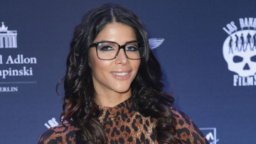 Картинка micaela+schaefer девушки micaela schaefer девушка модель брюнетка поза стройная бельё взгляд макияж