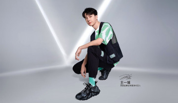 обоя мужчины, wang yi bo, актер, певец, жилет, футболка, кроссовки