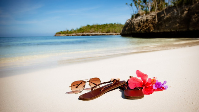 Обои картинки фото разное, одежда,  обувь,  текстиль,  экипировка, пляж, очки, шлепанцы