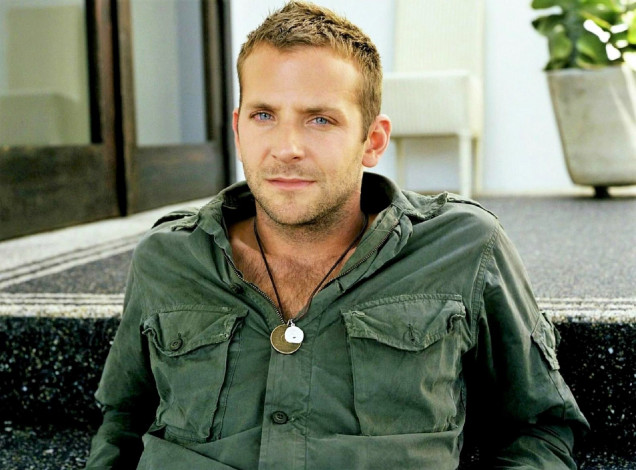 Обои картинки фото мужчины, bradley cooper, актер, кулон, рубашка