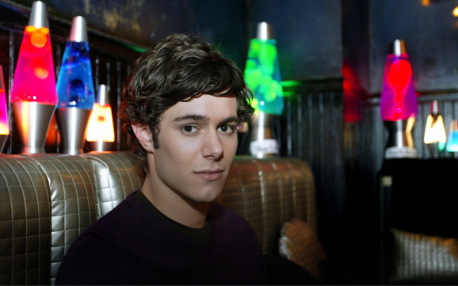 Обои картинки фото мужчины, adam brody, актер, лицо, диван