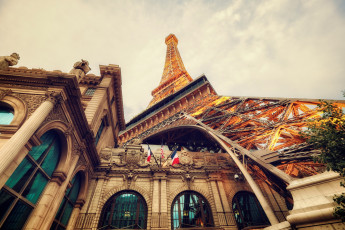 обоя города, лас-вегас , сша, архитектура, здание, город, копия, эйфелевой, башни, отель, лас, вегас, флаг, ресторан, арка, низкий, угол