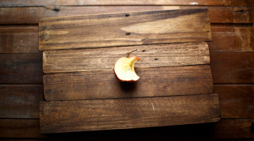 обоя юмор и приколы, яблоко, огрызок, ящик