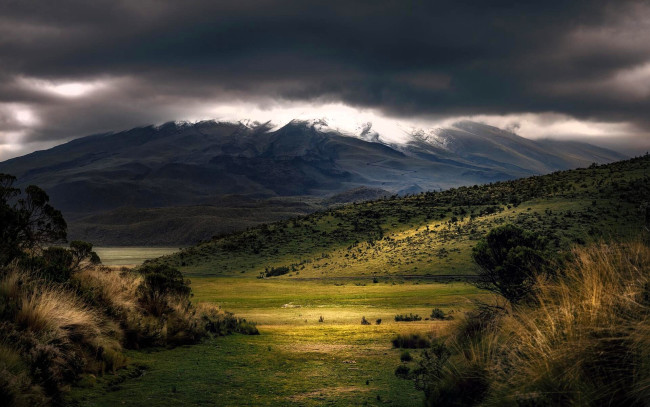 Обои картинки фото природа, горы, долина, трава, деревья, тучи