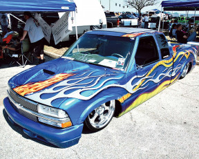 Картинка автомобили выставки уличные фото