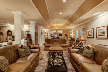 Картинка интерьер гостиная лампы диваны