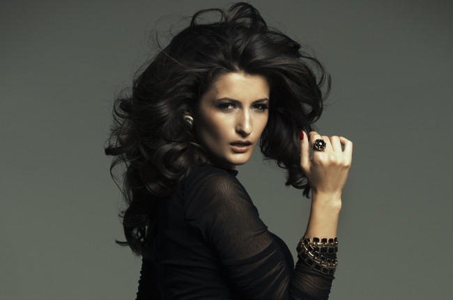 Обои картинки фото девушки, -unsort , лица,  портреты, лицо, глаза, взгляд, макияж, девушка, модель, браслеты, кольцо, рука, волосы