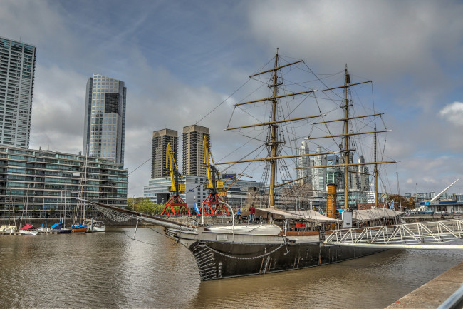 Обои картинки фото корабли, парусники, город, порт, парусник, сходни