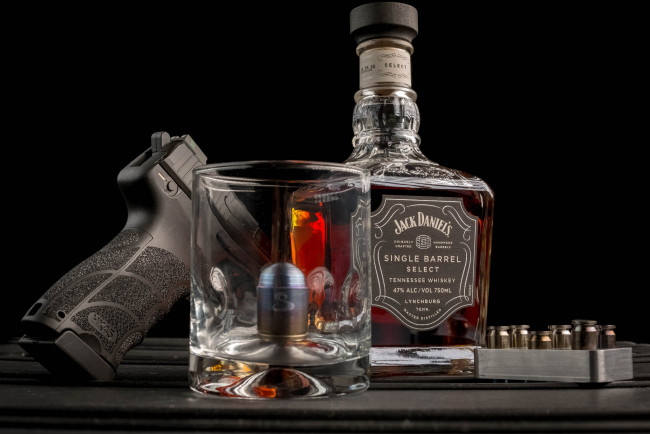 Обои картинки фото бренды, jack daniel`s, оружие, виски