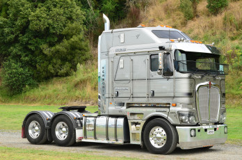 обоя kenworth, автомобили, kenworth , выставка, улица, грузовик