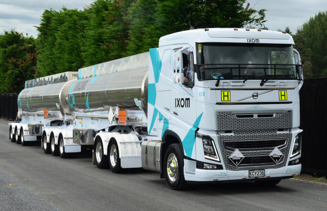 Обои картинки фото volvo,  ixom, автомобили, volvo trucks , выставка, улица, грузовик