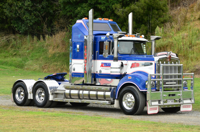 Обои картинки фото kenworth, автомобили, kenworth , выставка, улица, грузовик