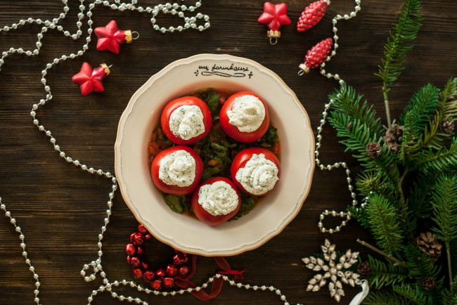 Обои картинки фото еда, помидоры, новый, год, соус, ветка, ель