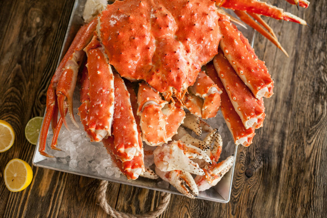 Обои картинки фото еда, рыба,  морепродукты,  суши,  роллы, краб, цитрус, лимон, морепродукт