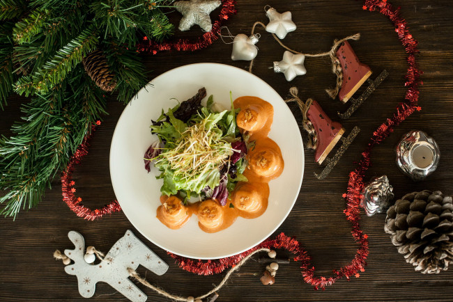 Обои картинки фото еда, салаты,  закуски, игрушки, ель, ветка, соус, салат