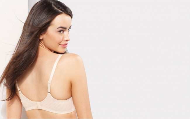 Обои картинки фото девушки, sarah stephens, белье, улыбка, модель, шатенка