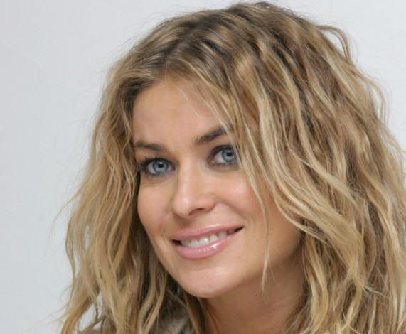 Обои картинки фото девушки, carmen electra, улыбка, блондинка, лицо