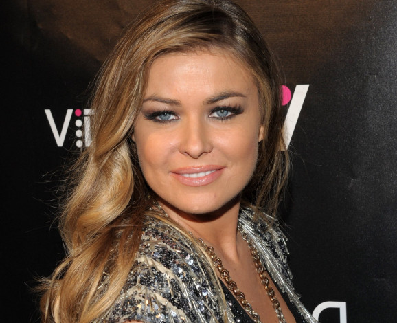 Обои картинки фото девушки, carmen electra, цепь, улыбка, блондинка, лицо