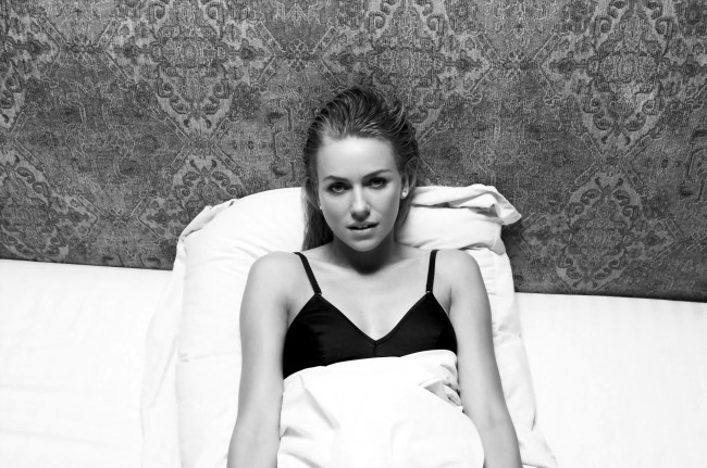Обои картинки фото девушки, naomi watts, актриса, черно-белая, белье, постель