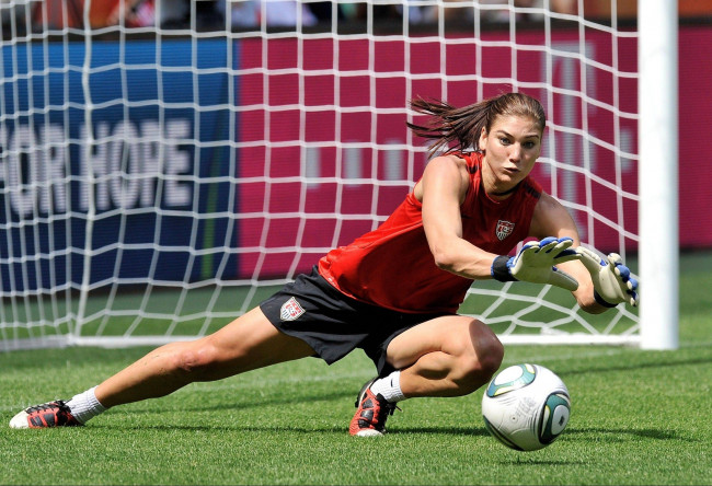 Обои картинки фото спорт, футбол, ворота, мяч, вратарь, девушка
