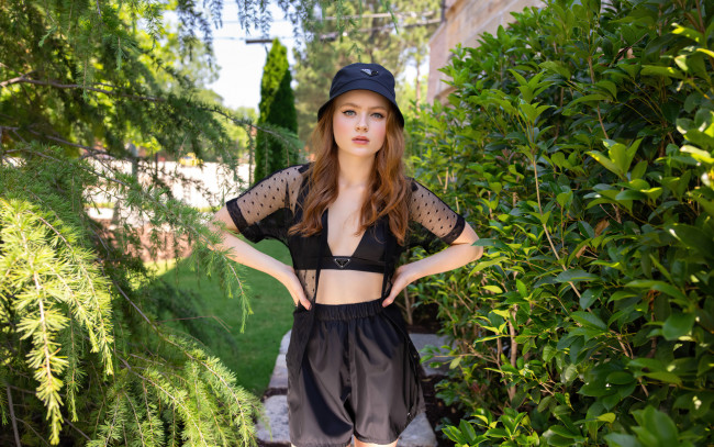 Обои картинки фото девушки, sadie sink, шатенка, шляпа, топ, шорты, сад
