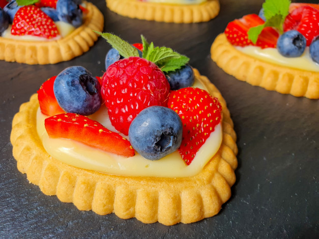 Обои картинки фото еда, пирожные,  кексы,  печенье, ягоды, крем