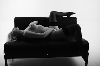 Картинка девушка+-+girl девушки -+черно-белые девушка женщина блондинка светловолосая сексуальная модель звезда позирует разная обувь верхняя стильная одежда нижнее эротическое бельё трусы лифчик колготки чулки аксессуары макияж и множество элементов на фотографии