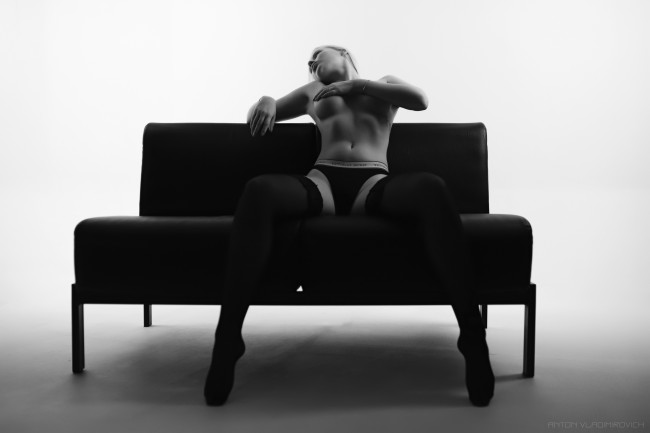 Обои картинки фото девушка - girl, девушки, - черно-белые, девушка, женщина, блондинка, светловолосая, сексуальная, модель, звезда, позирует, разная, обувь, верхняя, стильная, одежда, нижнее, эротическое, бельё, трусы, лифчик, колготки, чулки, аксессуары, макияж, и, множество, элементов, на, фотографии