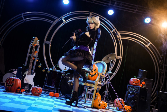 Обои картинки фото девушки, - креатив,  косплей, образ, костюм, кольца, тыквы, гитара, стул