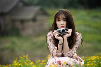 Картинка девушки -+азиатки шатенка фотоаппарат блузка юбка цветы
