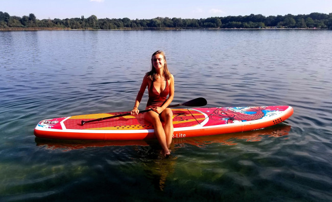 Обои картинки фото девушки, - брюнетки,  шатенки, шатенка, купальник, саб, весло, озеро