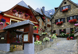 Картинка испания каталония наут аран города здания дома улица цветы