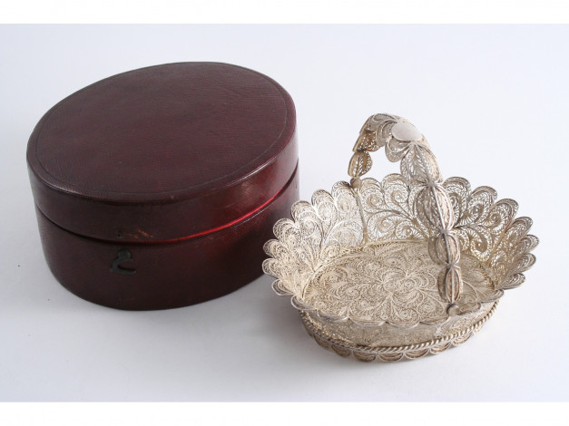 Обои картинки фото разное, посуда, столовые, приборы, кухонная, утварь, корзинка, серебро