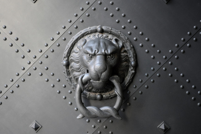 Обои картинки фото разное, ключи, замки, дверные, ручки, дверь, лев, кольцо