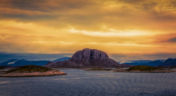 Картинка природа побережье море горы острова тучи