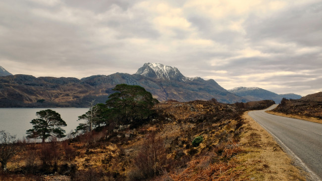 Обои картинки фото природа, дороги, горы, озеро, дорога, трава, деревья