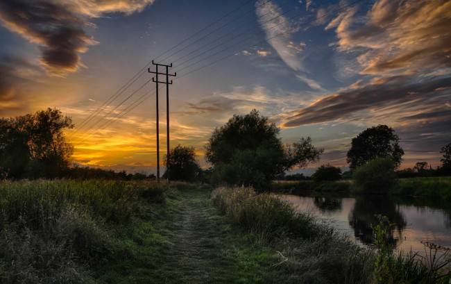 Обои картинки фото природа, дороги, река, трава, деревья, дорога, тучи, сумрак