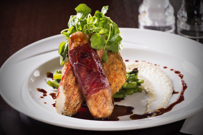 Обои картинки фото crumbed, chicken, with, bacon, and, greens, еда, мясные, блюда, соус, зелень, курица