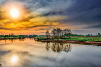 Картинка природа восходы закаты река солнце тучи