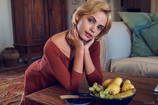 Обои картинки фото девушки, -unsort , блондинки,  светловолосые, lilit, a, наташа, удовенко, платье, стол, блондинка, фрукты