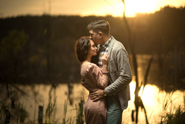 Обои картинки фото разное, мужчина женщина, мужчина, пара, объятия, платье, романтика, река, девушка, влюбленные